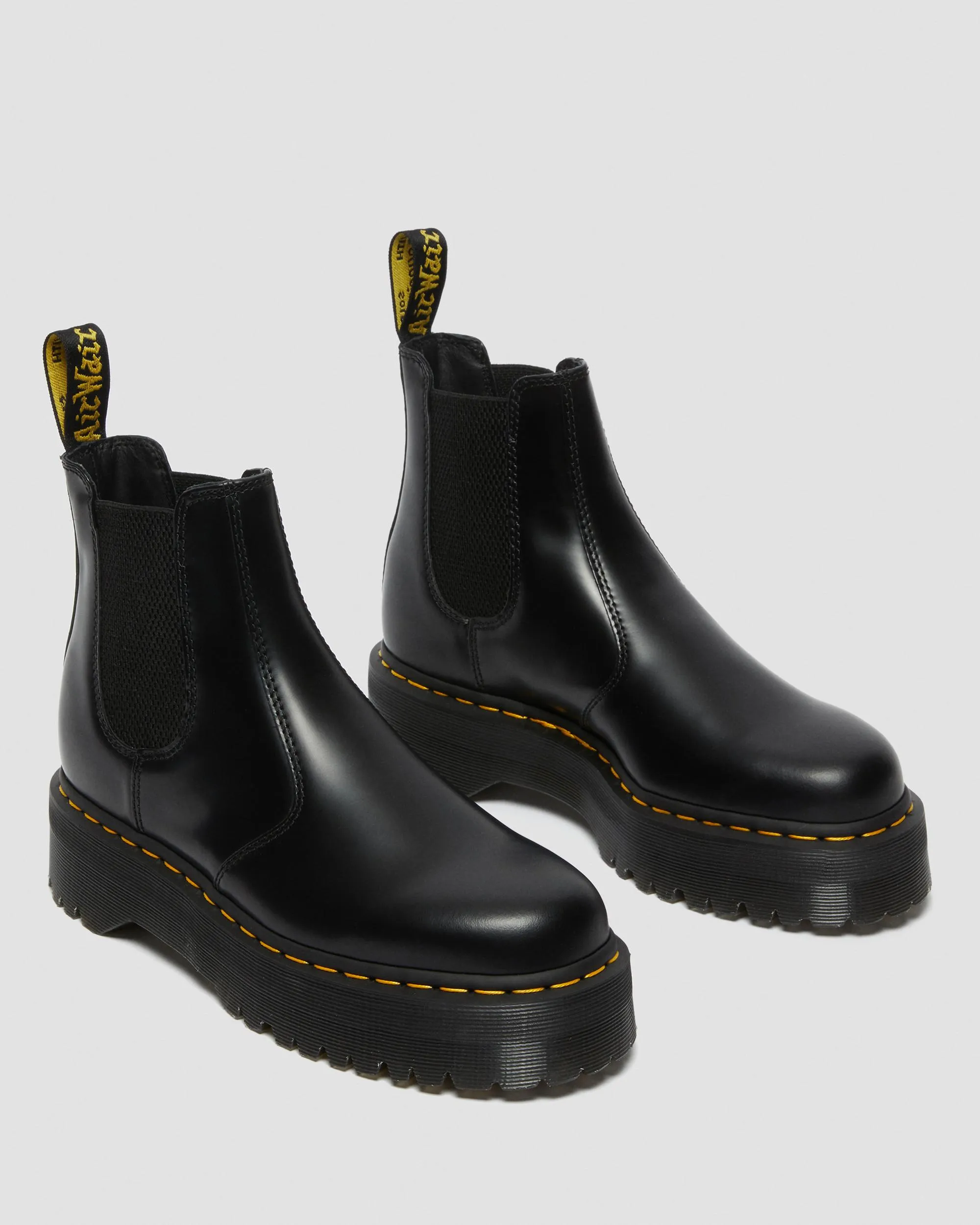 Chelsea boots 2976 made of smooth leather with platform Dr. Martens