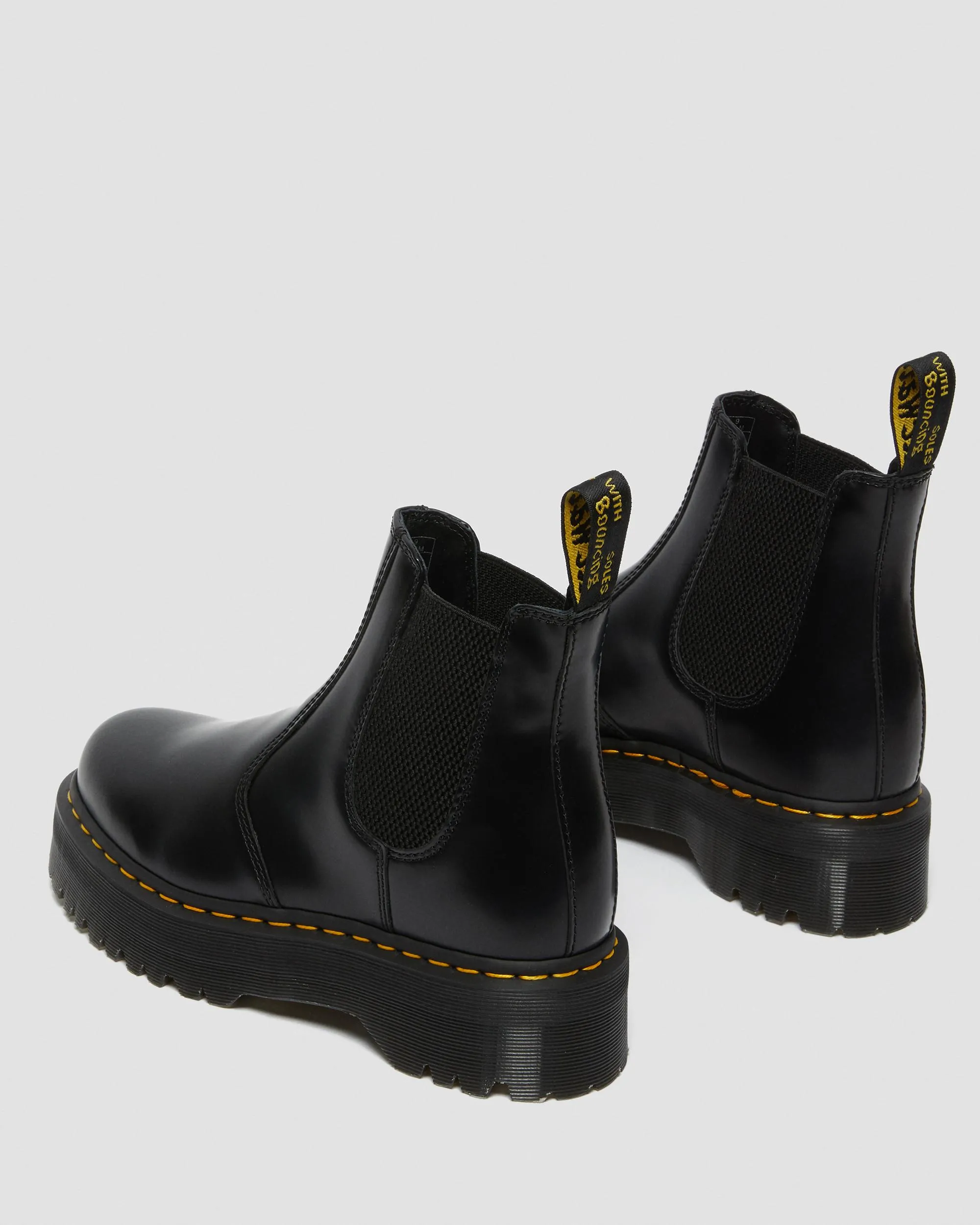 Chelsea boots 2976 made of smooth leather with platform Dr. Martens