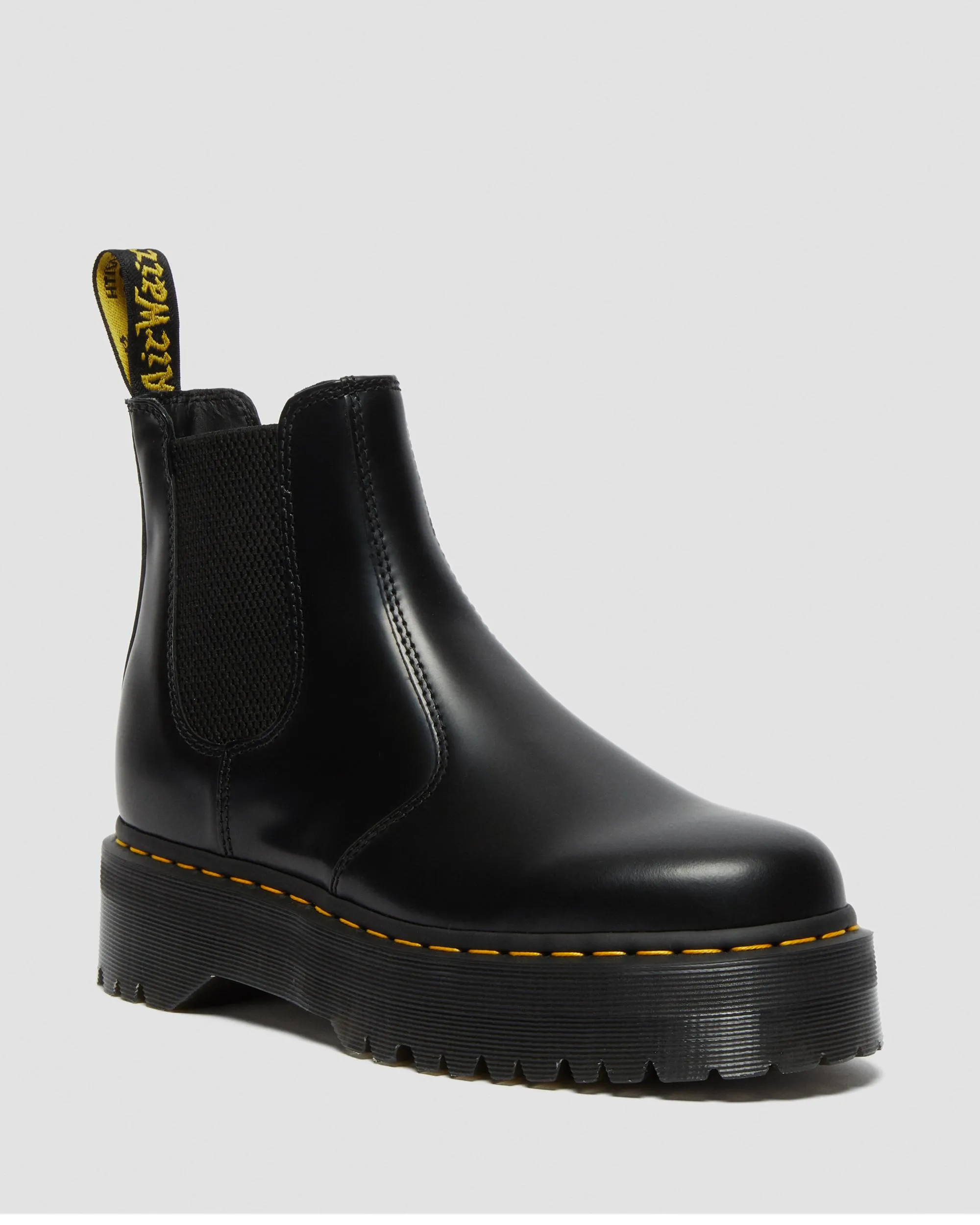 Chelsea boots 2976 made of smooth leather with platform Dr. Martens