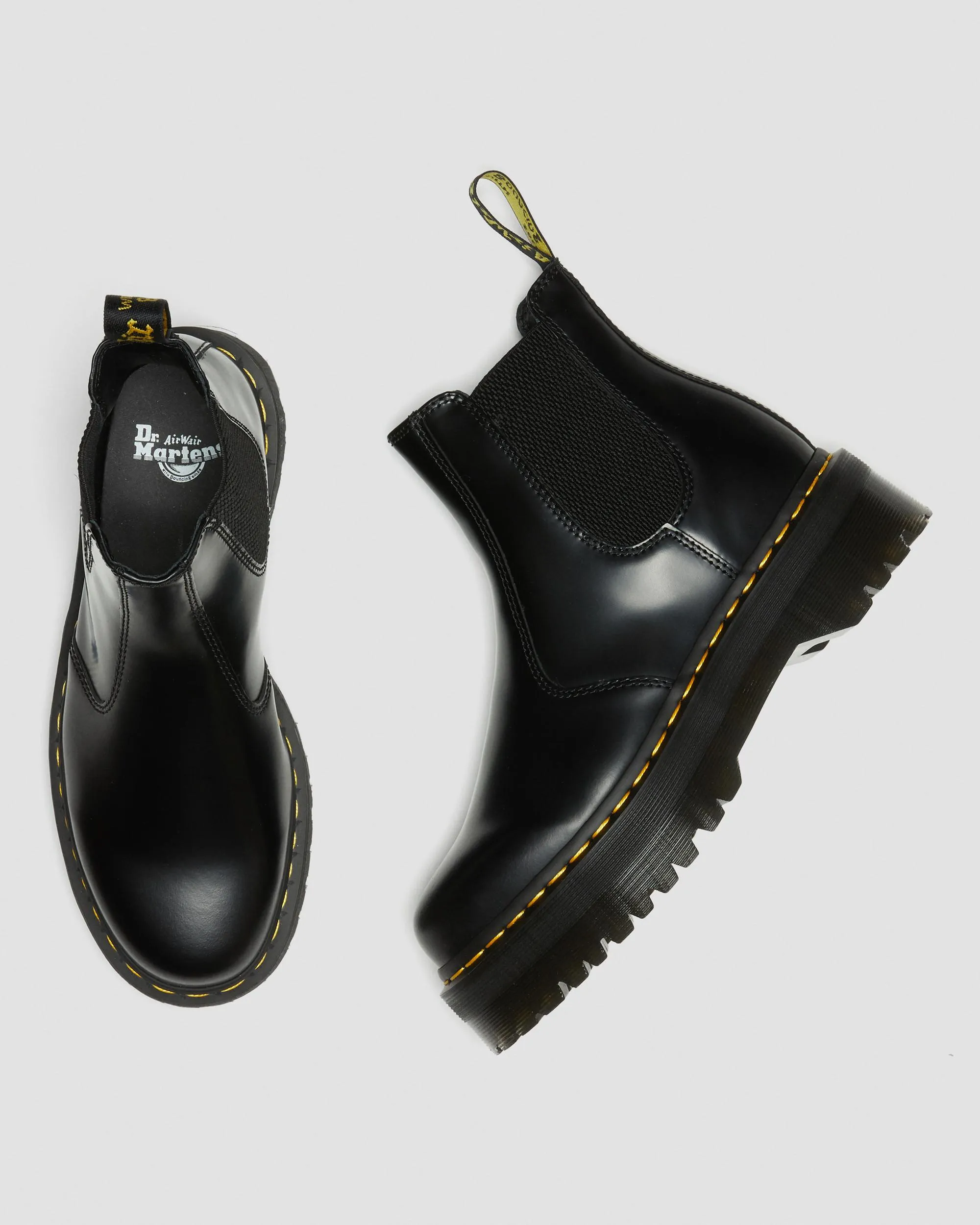 Chelsea boots 2976 made of smooth leather with platform Dr. Martens