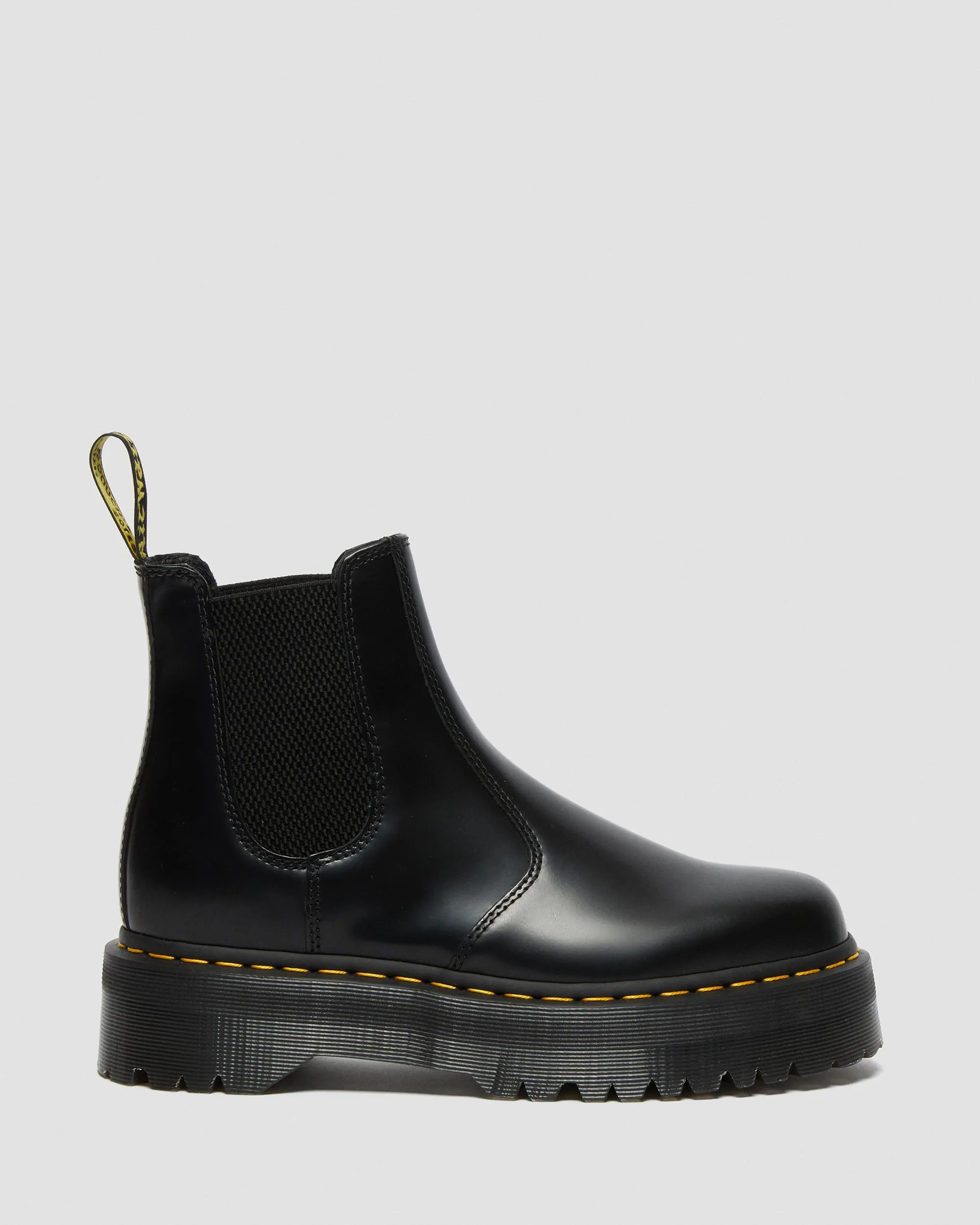 Chelsea boots 2976 made of smooth leather with platform Dr. Martens