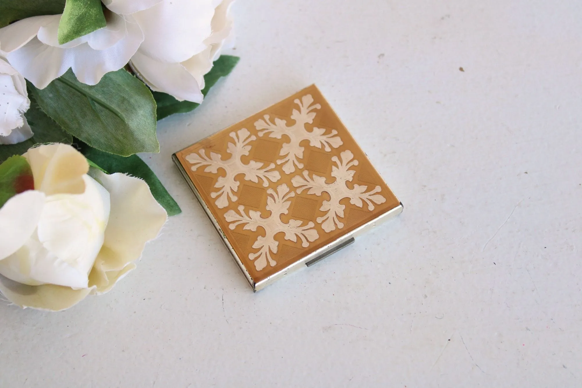 Vintage 1950s  Elgin Enamel Mirrored Powder Compact