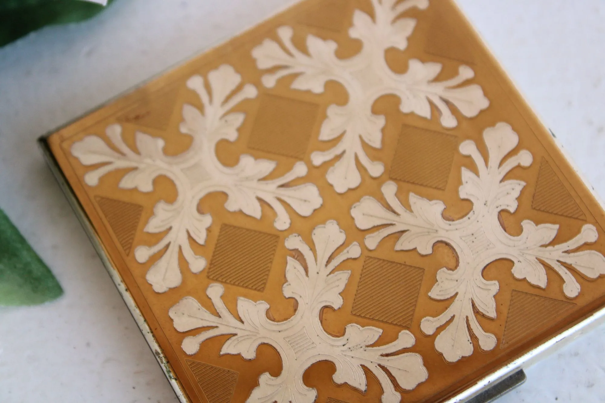 Vintage 1950s  Elgin Enamel Mirrored Powder Compact